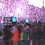 夢想館裡可讓人求健康、事業、心靈與家庭，手帶著感應器，電腦就會偵測妳心裡的願望喔！這群人就是等著排隊"求籤"！呵呵....